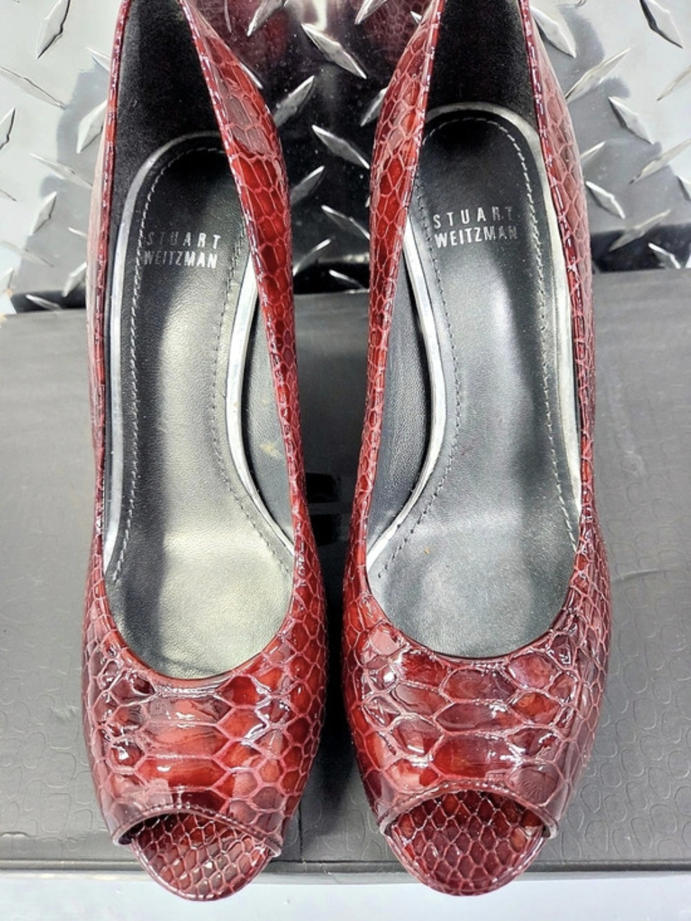 STUART WEITZMAN LOGOPLAINFIELD BURGANDY SNAKESKIN PEEP TOE PUMPS HEEL 4110